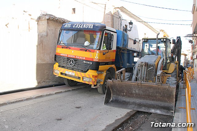 Las obras de saneamiento y pavimentacin de la calle Cnovas del Castillo se prolongarn hasta finales de este año - 12