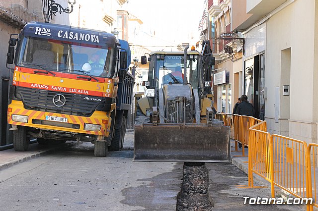 Las obras de saneamiento y pavimentacin de la calle Cnovas del Castillo se prolongarn hasta finales de este año - 16