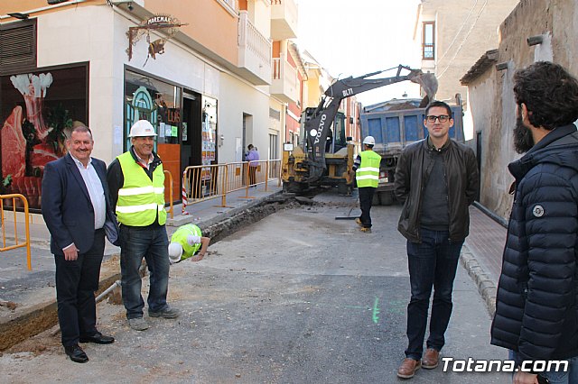 Las obras de saneamiento y pavimentacin de la calle Cnovas del Castillo se prolongarn hasta finales de este año - 17