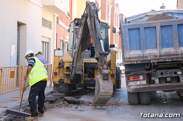 Las obras de saneamiento y pavimentacin de la calle Cnovas del Castillo se prolongarn hasta finales de este año - 19