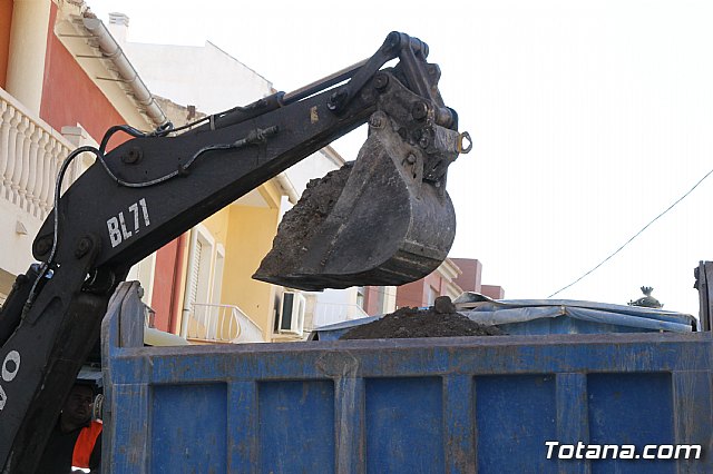 Las obras de saneamiento y pavimentacin de la calle Cnovas del Castillo se prolongarn hasta finales de este año - 23