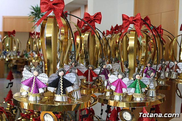 Usuarios de los centros de da para la discapacidad hacen entrega a la Asociacin de Comerciantes de los adornos de Navidad que decorarn de forma uniforme los establecimientos adheridos a esta entidad - 3