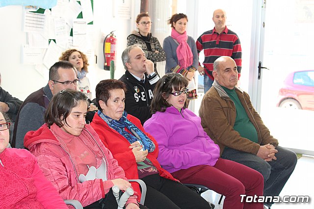 Usuarios de los centros de da para la discapacidad hacen entrega a la Asociacin de Comerciantes de los adornos de Navidad que decorarn de forma uniforme los establecimientos adheridos a esta entidad - 4