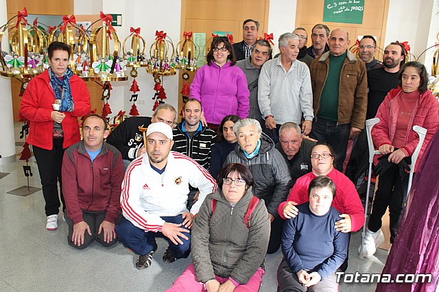Usuarios de los centros de da para la discapacidad hacen entrega a la Asociacin de Comerciantes de los adornos de Navidad que decorarn de forma uniforme los establecimientos adheridos a esta entidad - 10