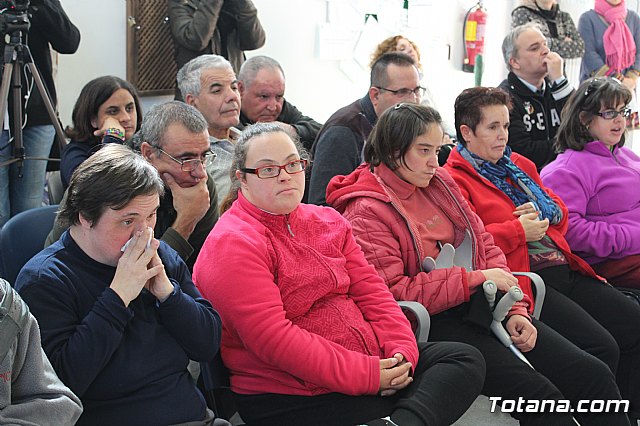 Usuarios de los centros de da para la discapacidad hacen entrega a la Asociacin de Comerciantes de los adornos de Navidad que decorarn de forma uniforme los establecimientos adheridos a esta entidad - 5