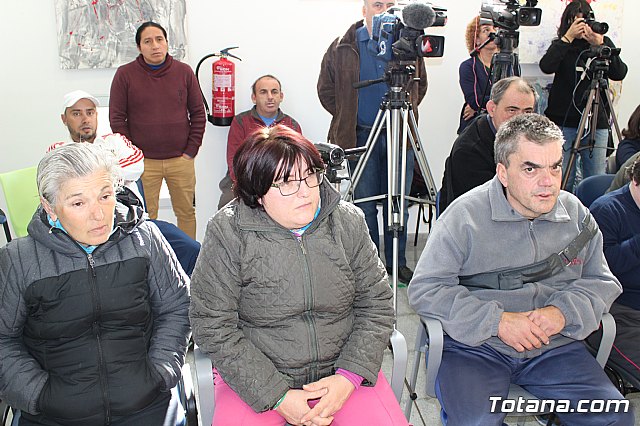 Usuarios de los centros de da para la discapacidad hacen entrega a la Asociacin de Comerciantes de los adornos de Navidad que decorarn de forma uniforme los establecimientos adheridos a esta entidad - 6