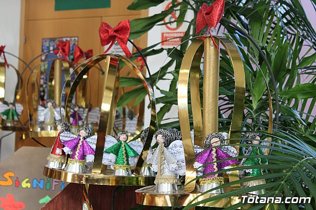 Usuarios de los centros de da para la discapacidad hacen entrega a la Asociacin de Comerciantes de los adornos de Navidad que decorarn de forma uniforme los establecimientos adheridos a esta entidad - 7