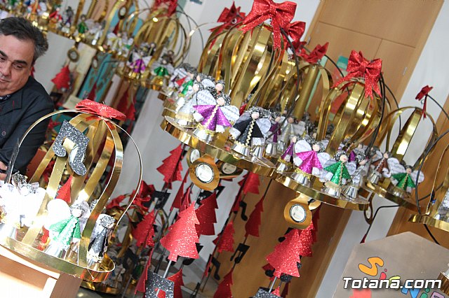 Usuarios de los centros de da para la discapacidad hacen entrega a la Asociacin de Comerciantes de los adornos de Navidad que decorarn de forma uniforme los establecimientos adheridos a esta entidad - 8