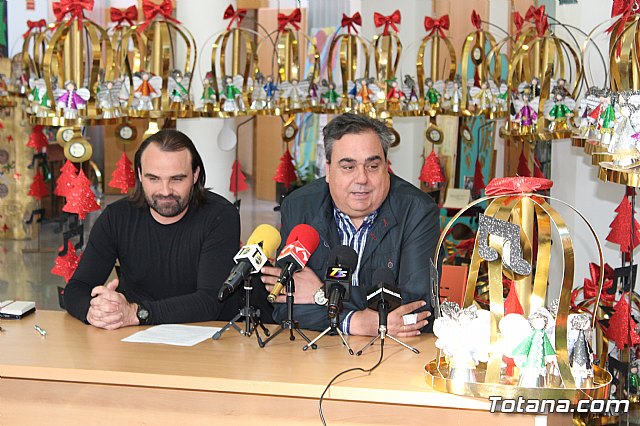 Usuarios de los centros de da para la discapacidad hacen entrega a la Asociacin de Comerciantes de los adornos de Navidad que decorarn de forma uniforme los establecimientos adheridos a esta entidad - 9