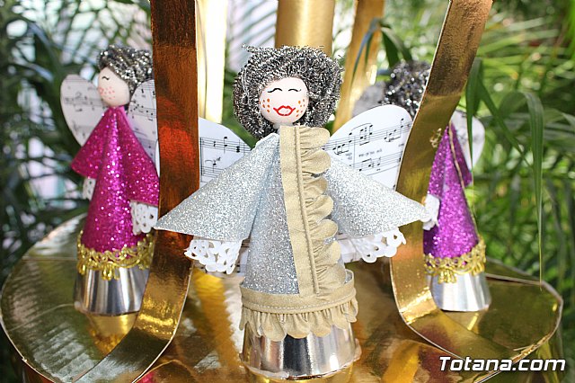 Usuarios de los centros de da para la discapacidad hacen entrega a la Asociacin de Comerciantes de los adornos de Navidad que decorarn de forma uniforme los establecimientos adheridos a esta entidad - 11