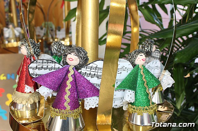 Usuarios de los centros de da para la discapacidad hacen entrega a la Asociacin de Comerciantes de los adornos de Navidad que decorarn de forma uniforme los establecimientos adheridos a esta entidad - 12