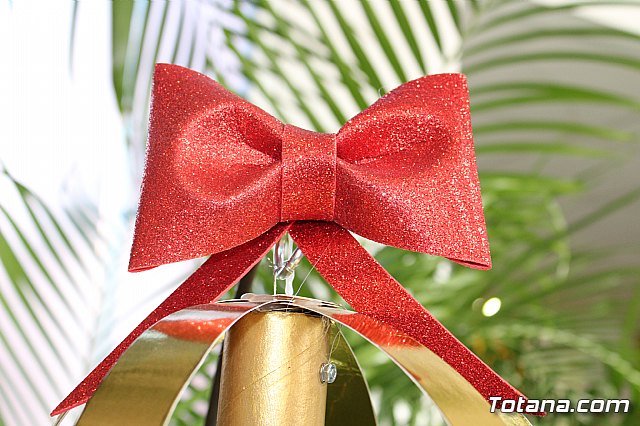 Usuarios de los centros de da para la discapacidad hacen entrega a la Asociacin de Comerciantes de los adornos de Navidad que decorarn de forma uniforme los establecimientos adheridos a esta entidad - 13