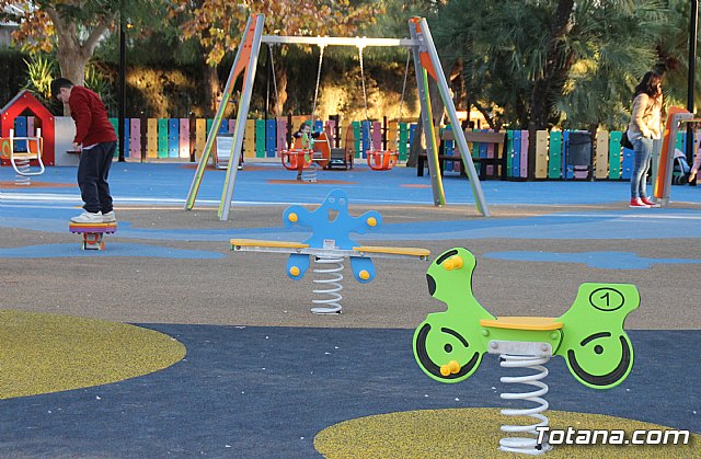 Abierta al pblico la nueva rea de juegos infantiles del parque municipal 