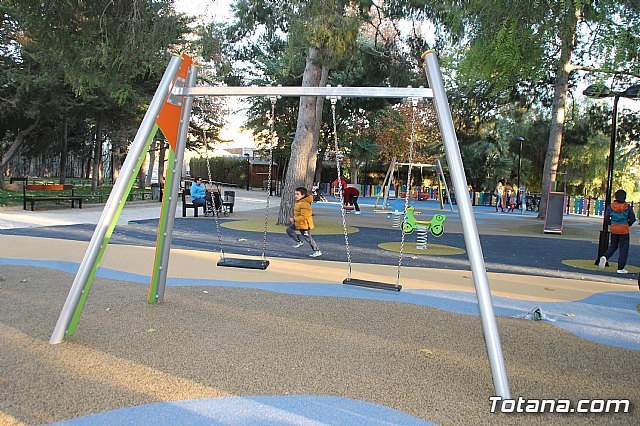 Abierta al pblico la nueva rea de juegos infantiles del parque municipal 