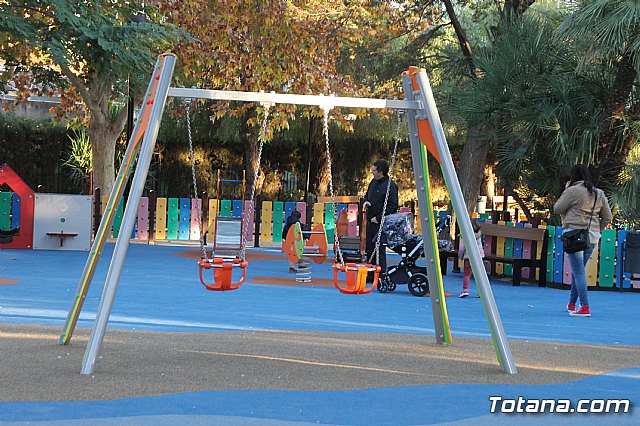 Abierta al pblico la nueva rea de juegos infantiles del parque municipal 