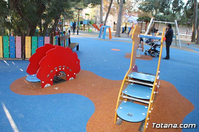 Abierta al pblico la nueva rea de juegos infantiles del parque municipal 