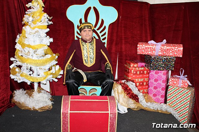 El Cartero Real enviado por Sus Majestades los Reyes Magos de Oriente recoge las misivas y deseos de los niños y niñas - 1