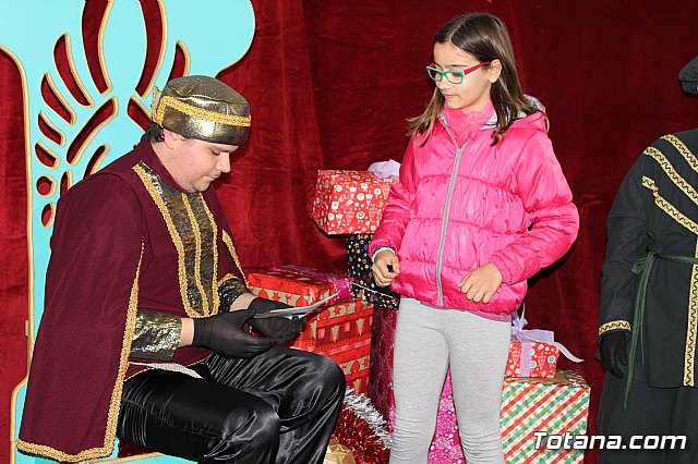 El Cartero Real enviado por Sus Majestades los Reyes Magos de Oriente recoge las misivas y deseos de los niños y niñas - 6