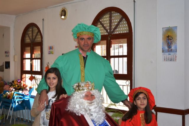 El Rey Melchor visit Critas Tres Avemaras - 4
