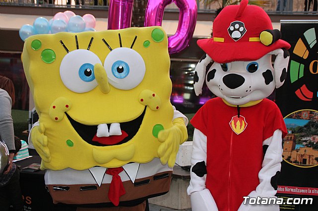 DGenes celebra su 10º aniversario con hinchables, personajes de animacin y una suelta de globos - 8