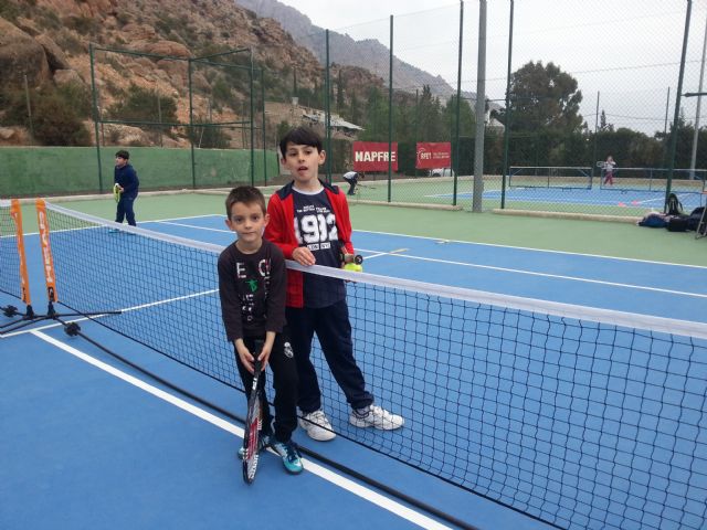 Ms de una decena de niños de la escuela de tenis Kuore participan en la I liga aficionados regional de tenis - 2
