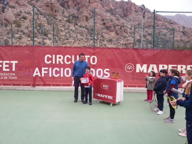 Ms de una decena de niños de la escuela de tenis Kuore participan en la I liga aficionados regional de tenis - 5
