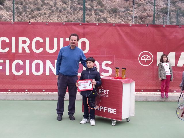 Ms de una decena de niños de la escuela de tenis Kuore participan en la I liga aficionados regional de tenis - 7