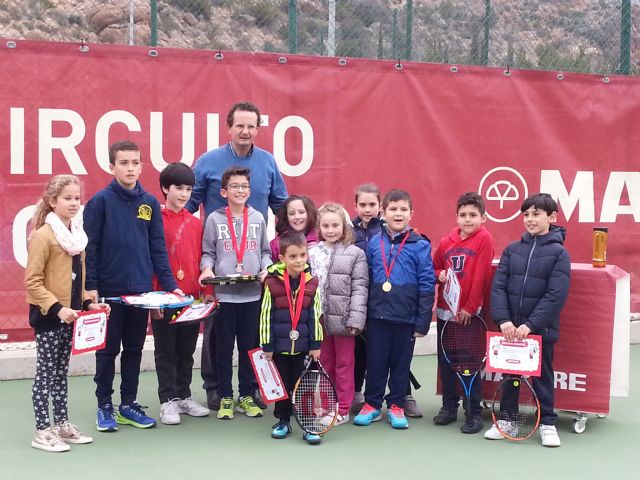 Ms de una decena de niños de la escuela de tenis Kuore participan en la I liga aficionados regional de tenis - 10