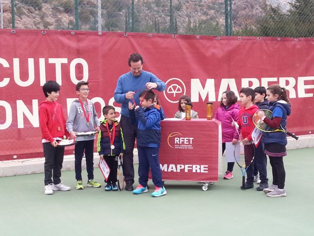 Ms de una decena de niños de la escuela de tenis Kuore participan en la I liga aficionados regional de tenis - 9