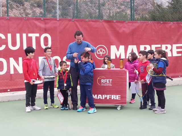 Ms de una decena de niños de la escuela de tenis Kuore participan en la I liga aficionados regional de tenis - 9