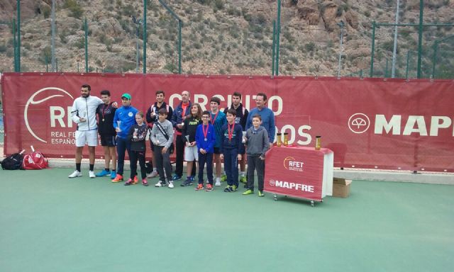 Ms de una decena de niños de la escuela de tenis Kuore participan en la I liga aficionados regional de tenis - 12