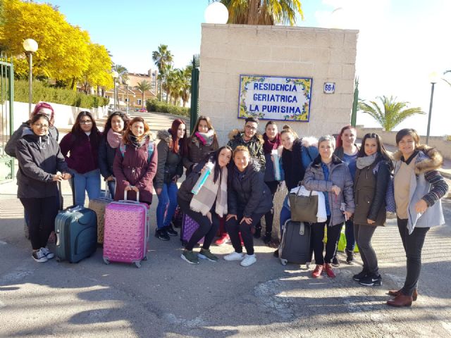 El alumnado de 2º de Grado Medio de Peluquera del IES Prado Mayor visitan la Residencia de «La Pursima» - 1