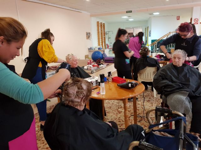 El alumnado de 2º de Grado Medio de Peluquera del IES Prado Mayor visitan la Residencia de «La Pursima» - 2