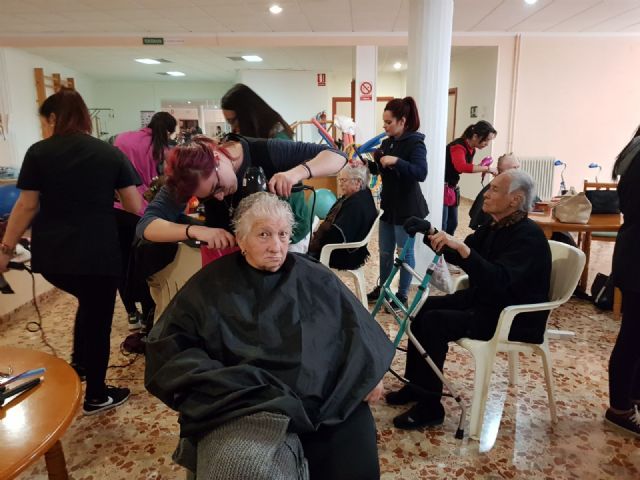 El alumnado de 2º de Grado Medio de Peluquera del IES Prado Mayor visitan la Residencia de «La Pursima» - 4