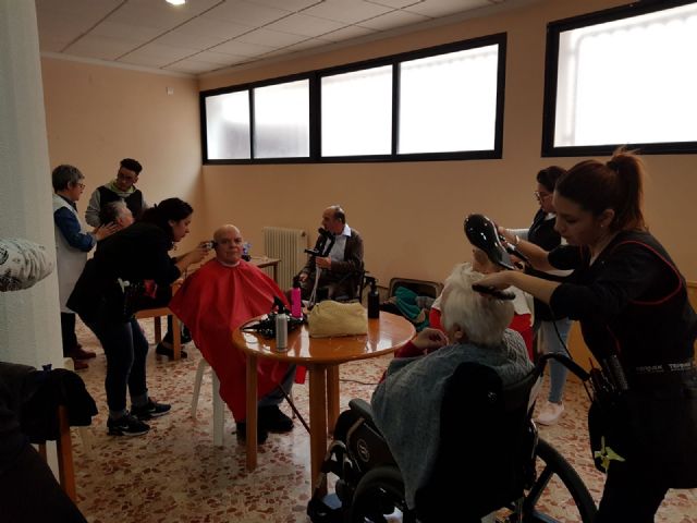 El alumnado de 2º de Grado Medio de Peluquera del IES Prado Mayor visitan la Residencia de «La Pursima» - 5