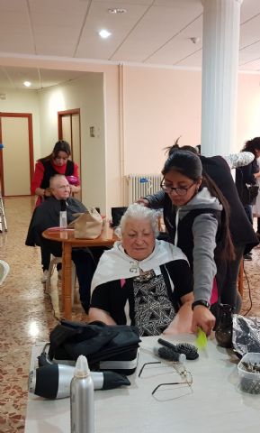 El alumnado de 2º de Grado Medio de Peluquera del IES Prado Mayor visitan la Residencia de «La Pursima» - 6
