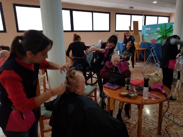 El alumnado de 2º de Grado Medio de Peluquera del IES Prado Mayor visitan la Residencia de «La Pursima» - 7