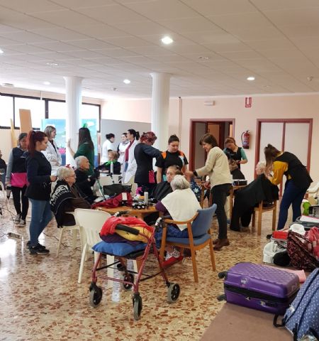 El alumnado de 2º de Grado Medio de Peluquera del IES Prado Mayor visitan la Residencia de «La Pursima» - 8