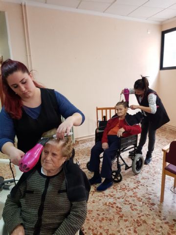 El alumnado de 2º de Grado Medio de Peluquera del IES Prado Mayor visitan la Residencia de «La Pursima» - 9