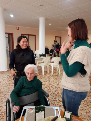 El alumnado de 2º de Grado Medio de Peluquera del IES Prado Mayor visitan la Residencia de «La Pursima» - 10