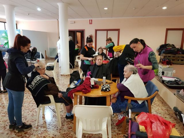 El alumnado de 2º de Grado Medio de Peluquera del IES Prado Mayor visitan la Residencia de «La Pursima» - 11