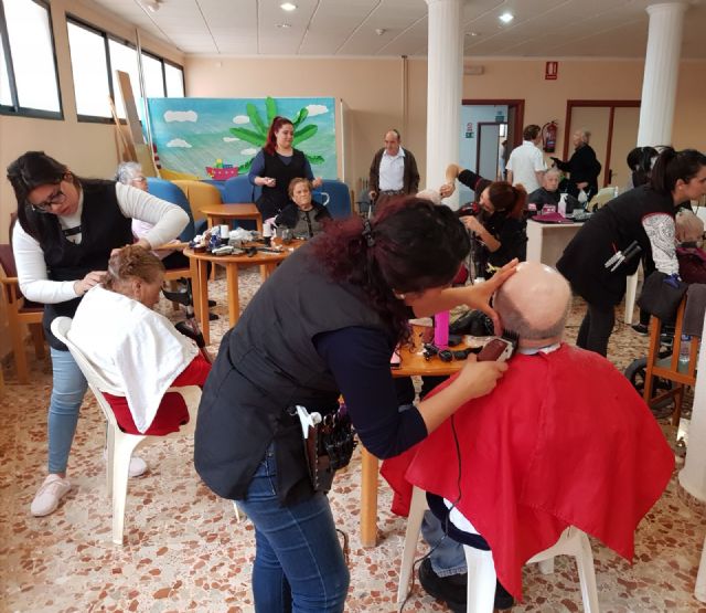 El alumnado de 2º de Grado Medio de Peluquera del IES Prado Mayor visitan la Residencia de «La Pursima» - 12