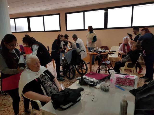 El alumnado de 2º de Grado Medio de Peluquera del IES Prado Mayor visitan la Residencia de «La Pursima» - 13