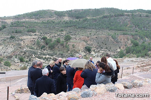 Los diputados del grupo parlamentario Popular, encabezados por su portavoz Vctor Manuel Martnez, visitaron el yacimiento arqueolgico La Bastida, en Totana - 49