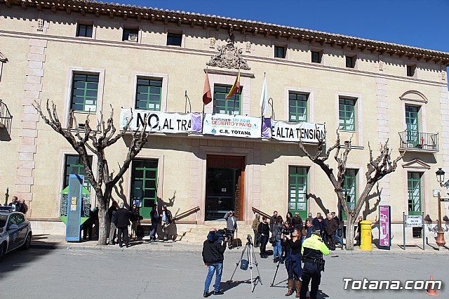 Cerca de 300 personas se concentran en la plaza de la Constitucin para apoyar la manifestacin de Madrid - 1