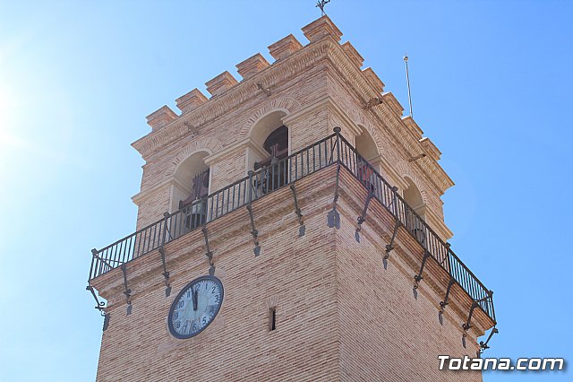 Cerca de 300 personas se concentran en la plaza de la Constitucin para apoyar la manifestacin de Madrid - 2