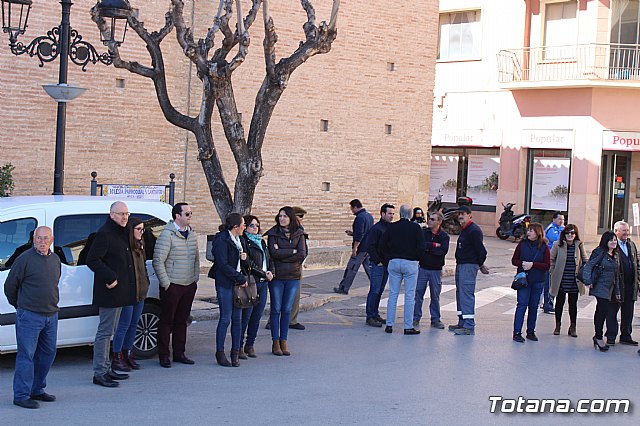 Cerca de 300 personas se concentran en la plaza de la Constitucin para apoyar la manifestacin de Madrid - 3