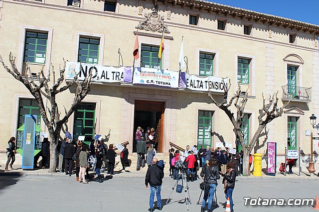 Cerca de 300 personas se concentran en la plaza de la Constitucin para apoyar la manifestacin de Madrid - 5