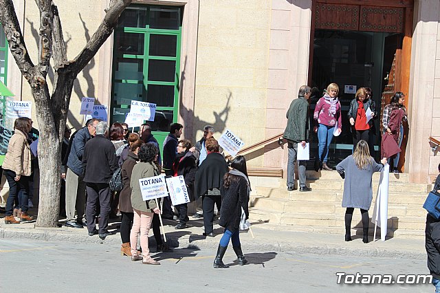 Cerca de 300 personas se concentran en la plaza de la Constitucin para apoyar la manifestacin de Madrid - 6