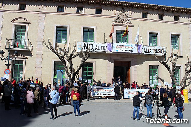 Cerca de 300 personas se concentran en la plaza de la Constitucin para apoyar la manifestacin de Madrid - 7
